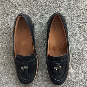 Naturalizer loafers with a heel are ready to dress up any outfit. Size 11 wide